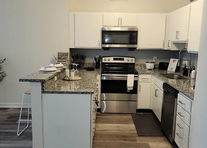 Downtown Queen Suite - Free Parking- Conv Center Skywalk#2