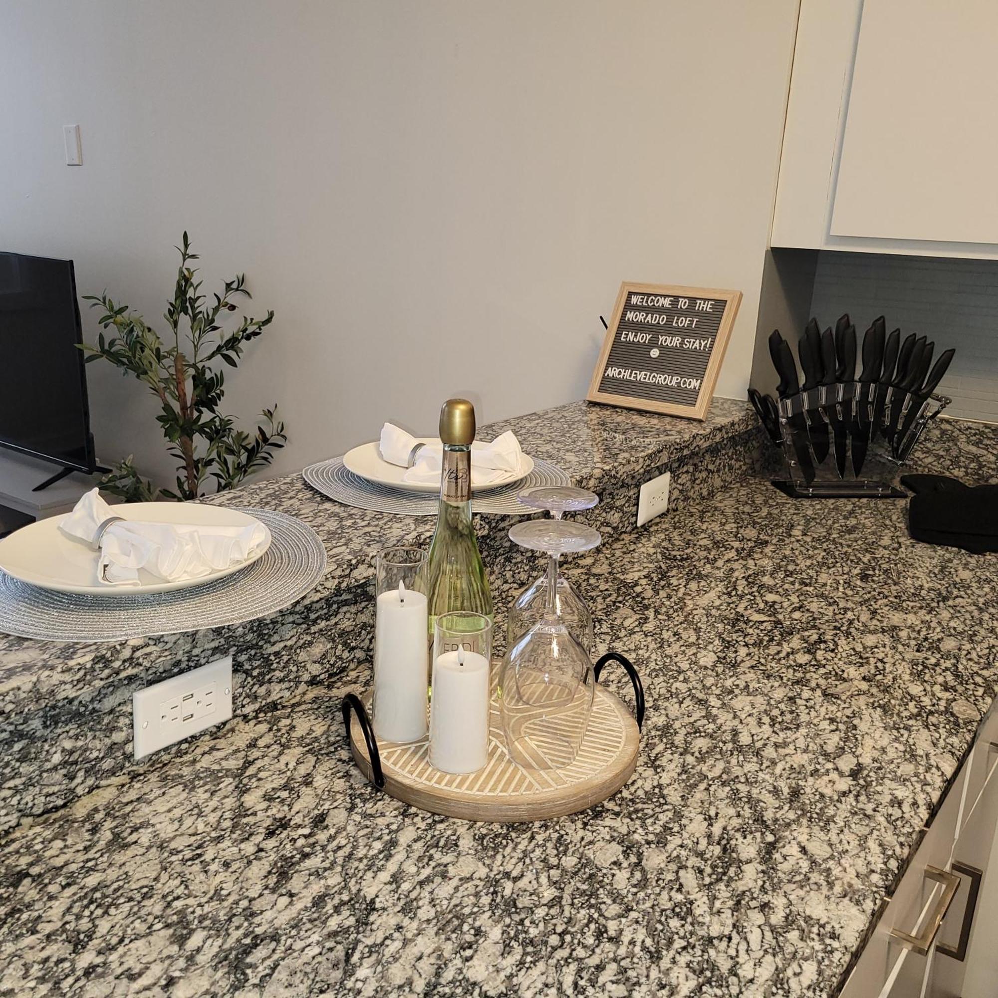 Apartment Downtown Queen - Free Parking- Conv Center Skywalk#2 *