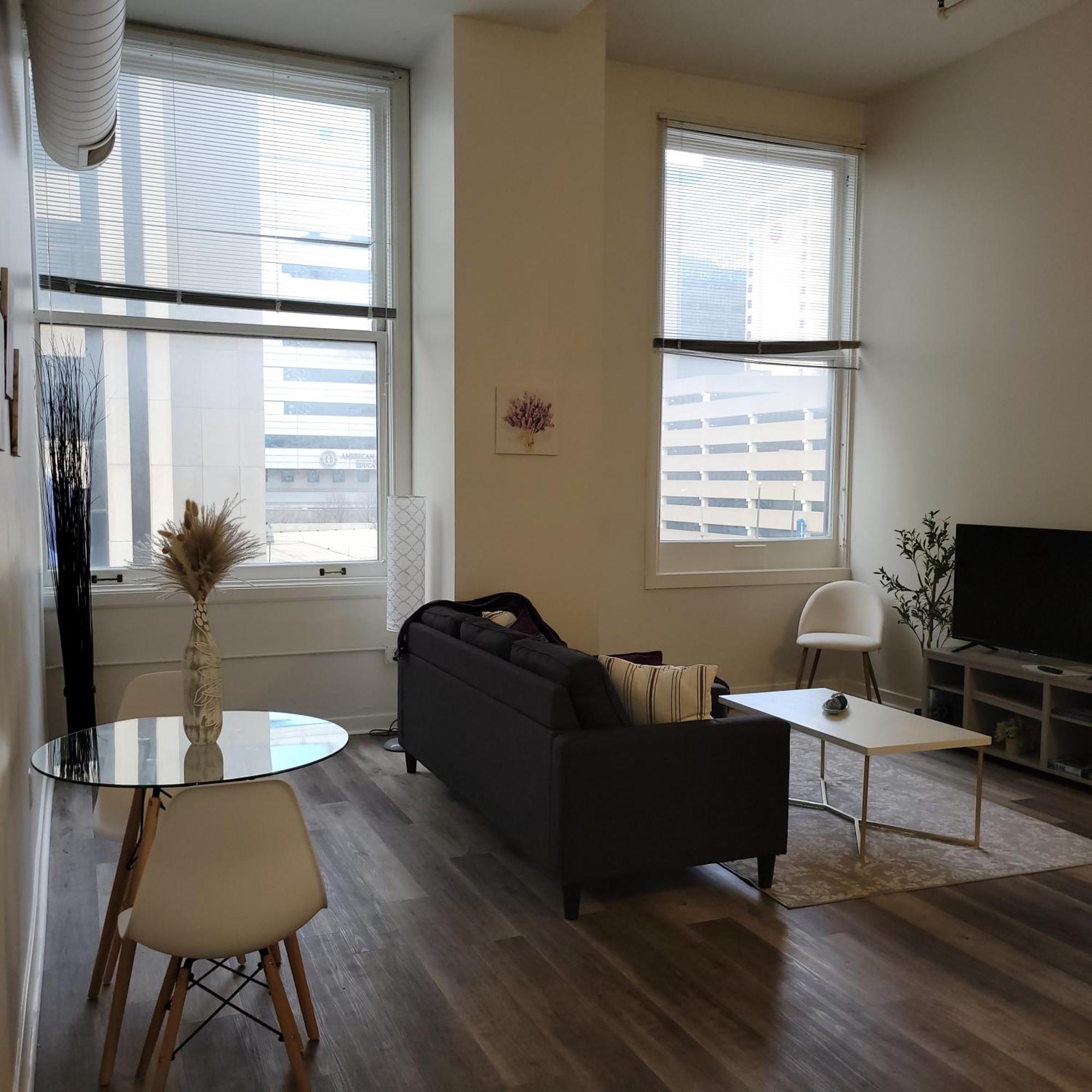 Downtown Queen - Free Parking- Conv Center Skywalk#2 * Indianapolis